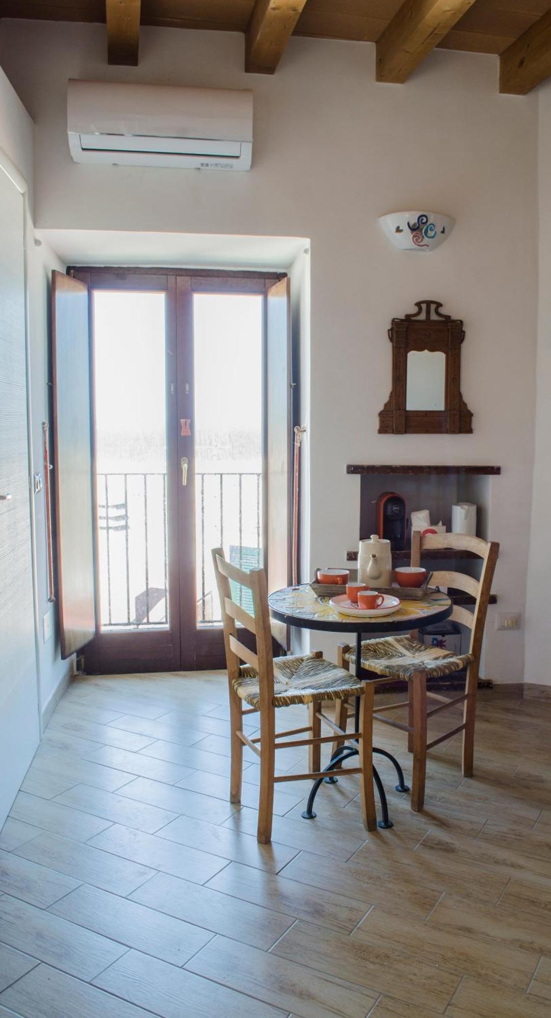Torre La Mezzaluna Bed & Breakfast Весте Екстериор снимка