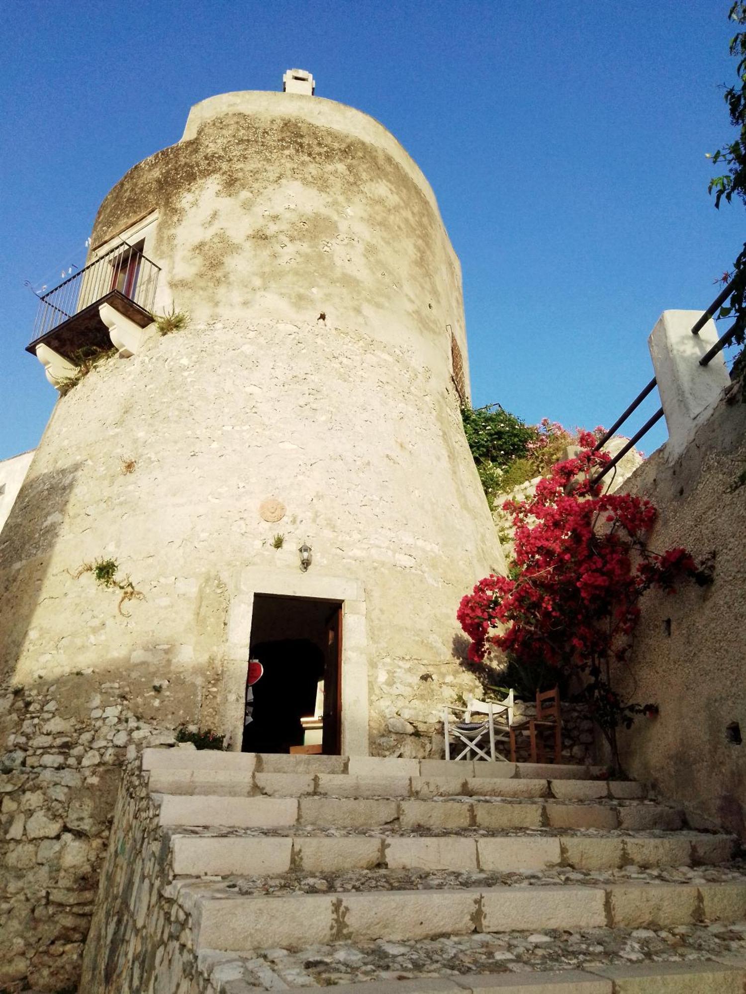 Torre La Mezzaluna Bed & Breakfast Весте Екстериор снимка